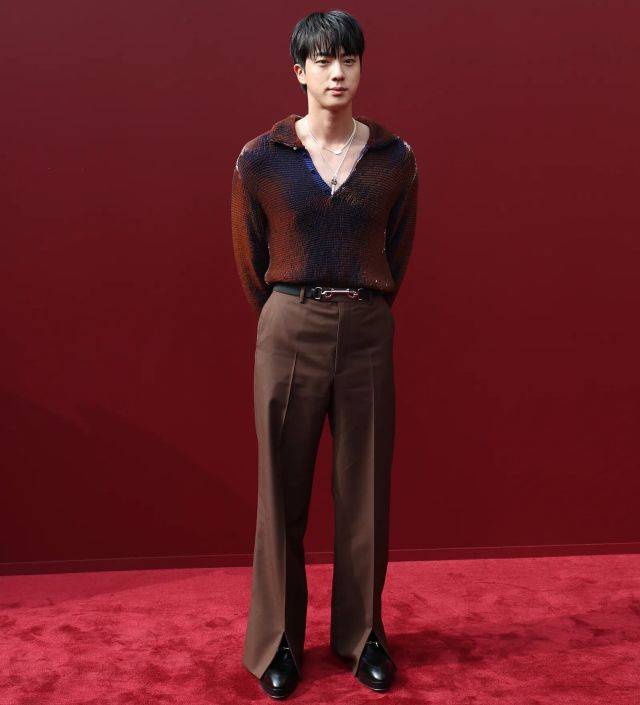 Jin realiza su debut en la Semana de la Moda de Milán como embajador de Gucci.